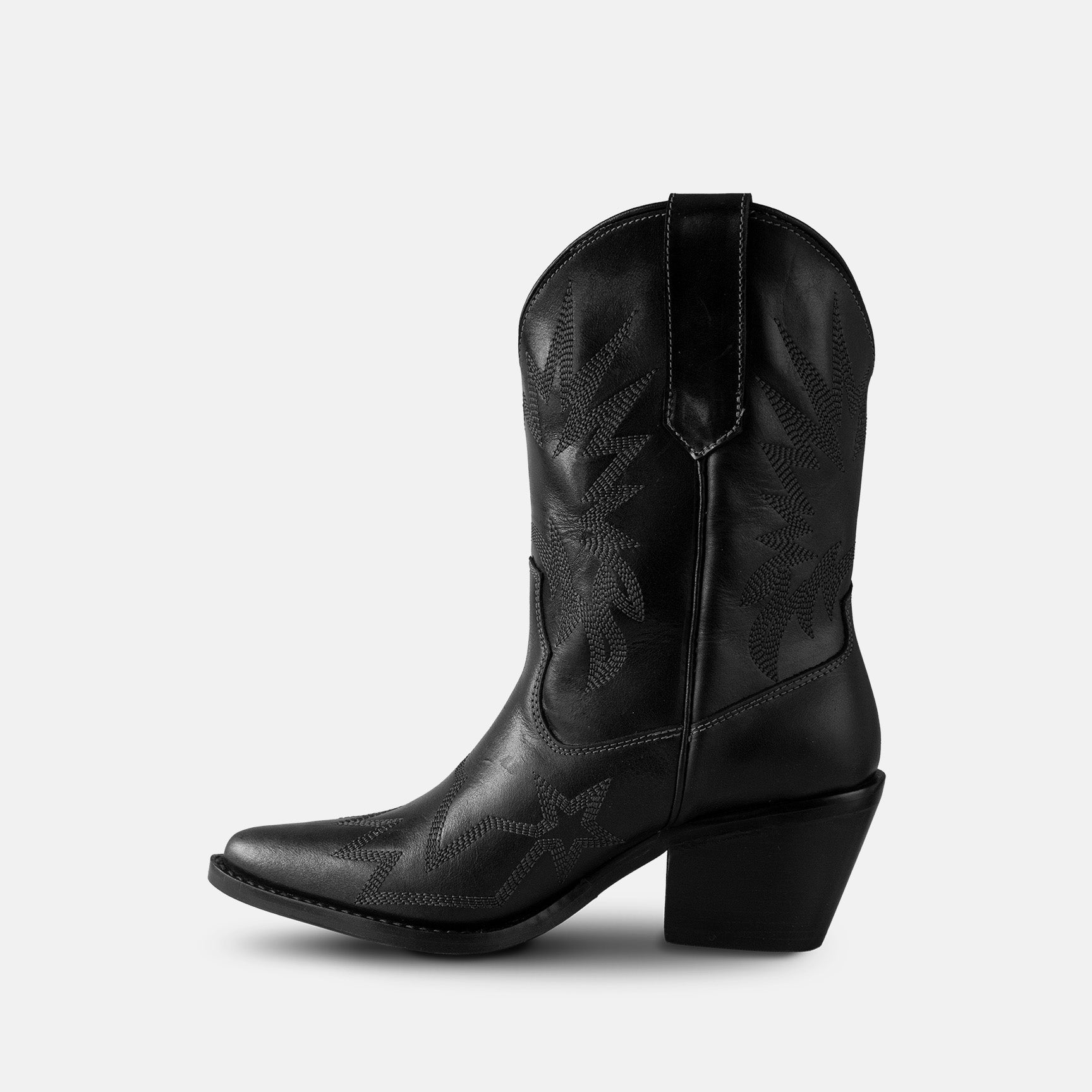 Botas de moda en color negro Botas vaqueras de mujer botas vaqueras de piel botas vaqueras negras mujer outfits con botas negras Botas negras con flecos Bota Negras Botas de moda en color negro Botas vaqueras de mujer Cowboyboots