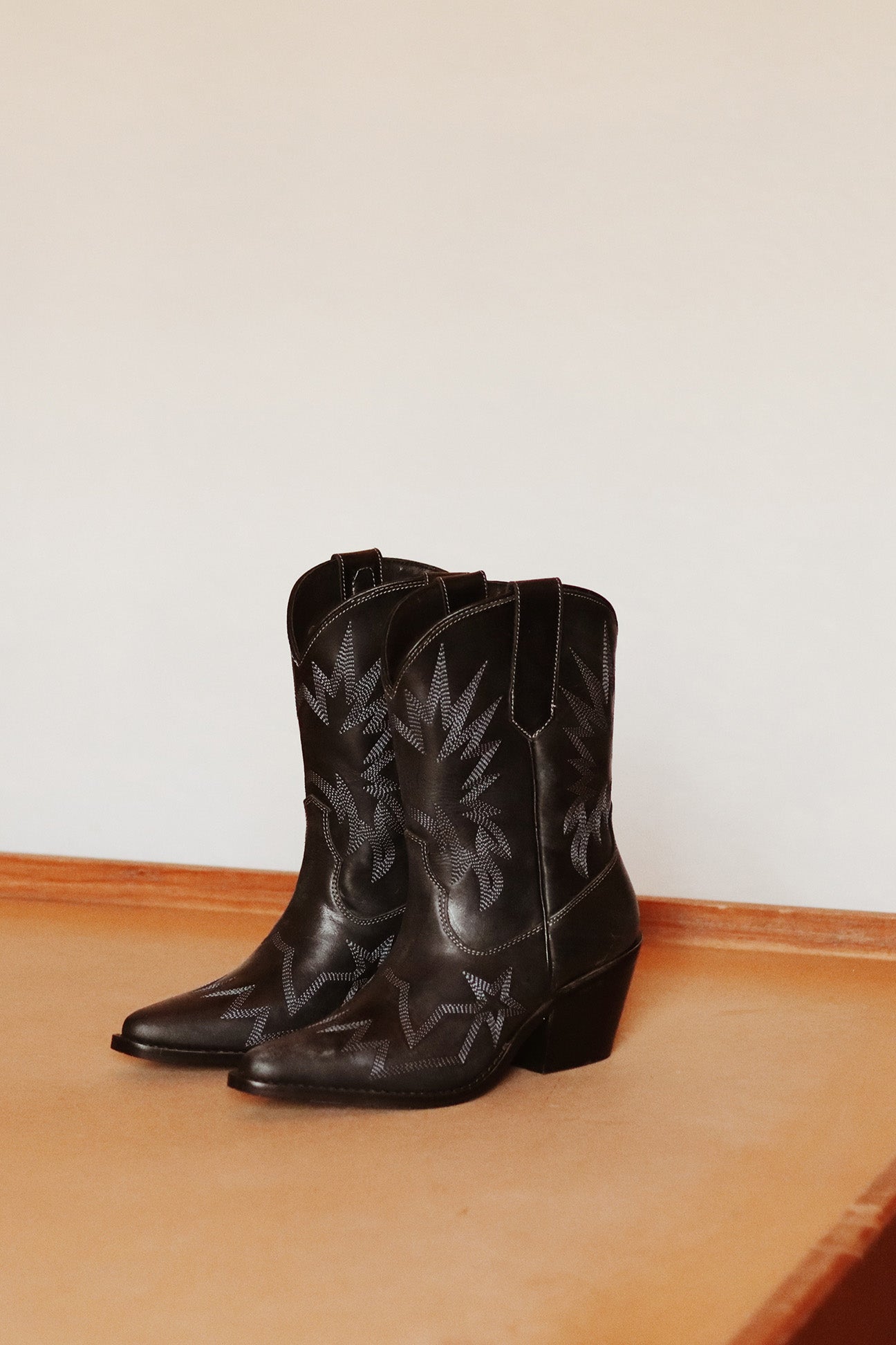 Botas de moda en color negro Botas vaqueras de mujer botas vaqueras de piel botas vaqueras negras mujer outfits con botas negras Botas negras con flecos Bota Negras Botas de moda en color negro Botas vaqueras de mujer Cowboyboots