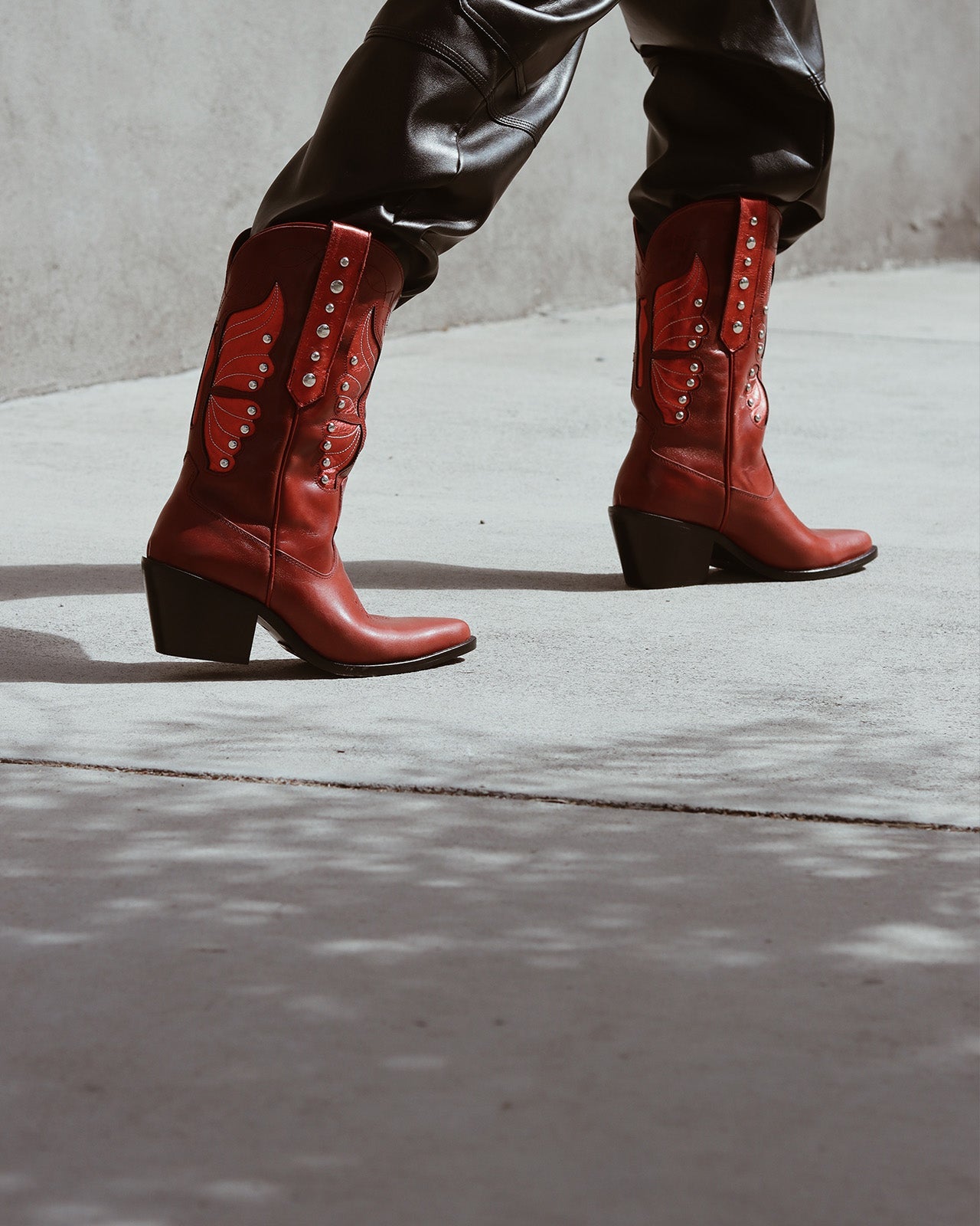 botas de cuero botas de cuero mujer botas de moda botas de piel para mujer de moda botas bala di gala botas en tendencia botas rojas metallic boots botas rojas en tendencia botas metalicas en color rojo botas con pop de color outfits con pop rojo