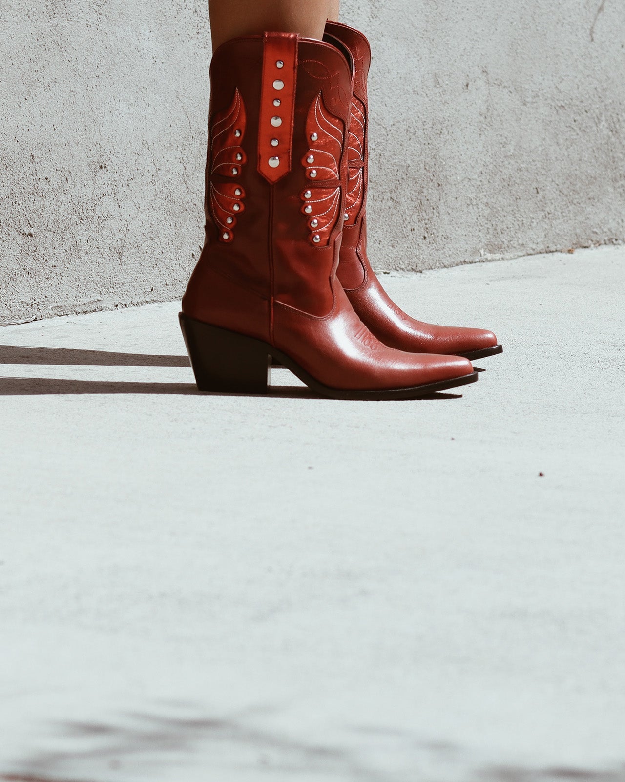 botas de cuero botas de cuero mujer botas de moda botas de piel para mujer de moda botas bala di gala botas en tendencia botas rojas metallic boots botas rojas en tendencia botas metalicas en color rojo botas con pop de color outfits con pop rojo